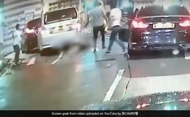 Dramatic Video Of Machete Gang As They Exit Lexus, Start Attack