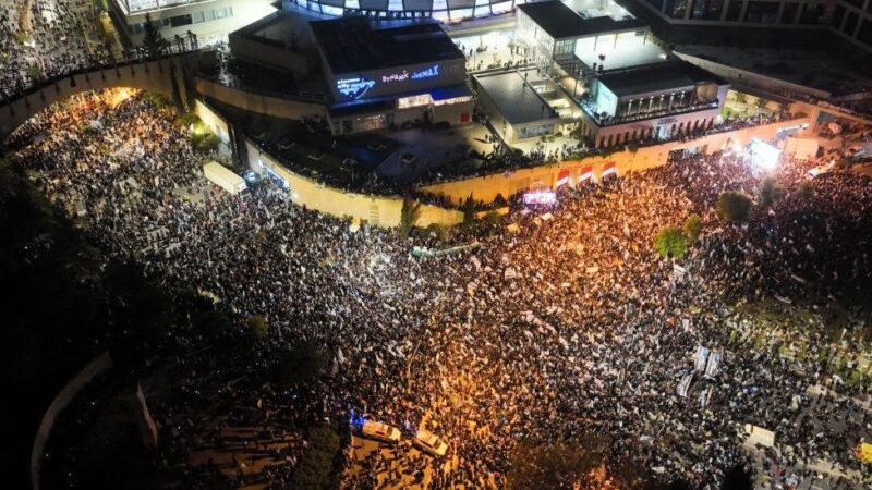 Israel protests: PM Netanyahu delays legal reforms after day of strikes